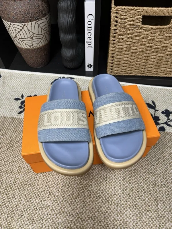 P320💰[New model] Long-term availability, 2025 new model, couple model [LOUlS VUlTTON] comes with drawer box, bag, card, invoice "Louis Vuitton ~ unique modern sandals. 》LV counter purchasing 🏃Men's and women's casual slippers, sold at the same time at the counter, the original old flower material upper is soft and comfortable, (refuses to discolor and rub the feet) sole: original factory special combination original sole, code number: 35--46 4 multiple colors 🉑️ to choose from